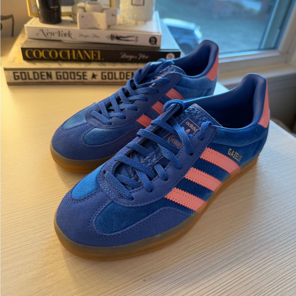 selling brand new woman’s adidas!